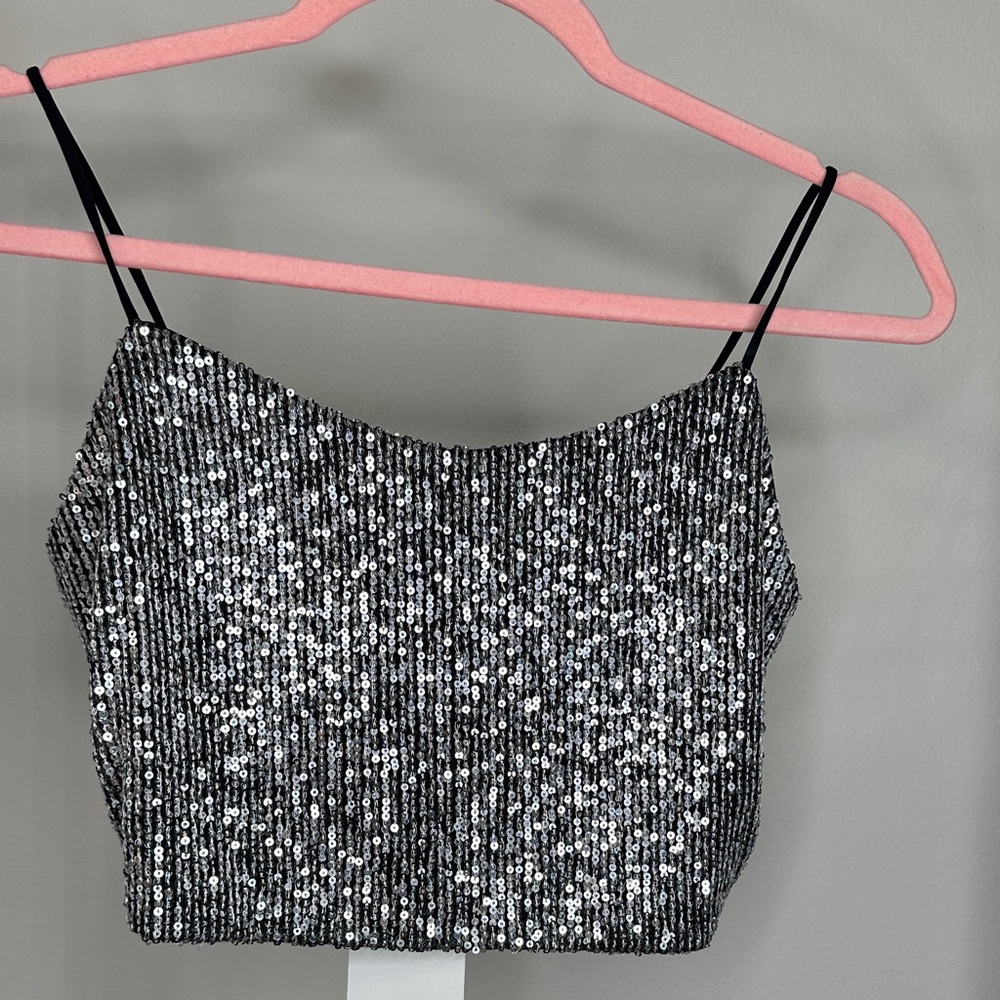 ✨ Venti 6 Sequin Crop Top ✨
Brand new with tags — Available in sizes S, M, L